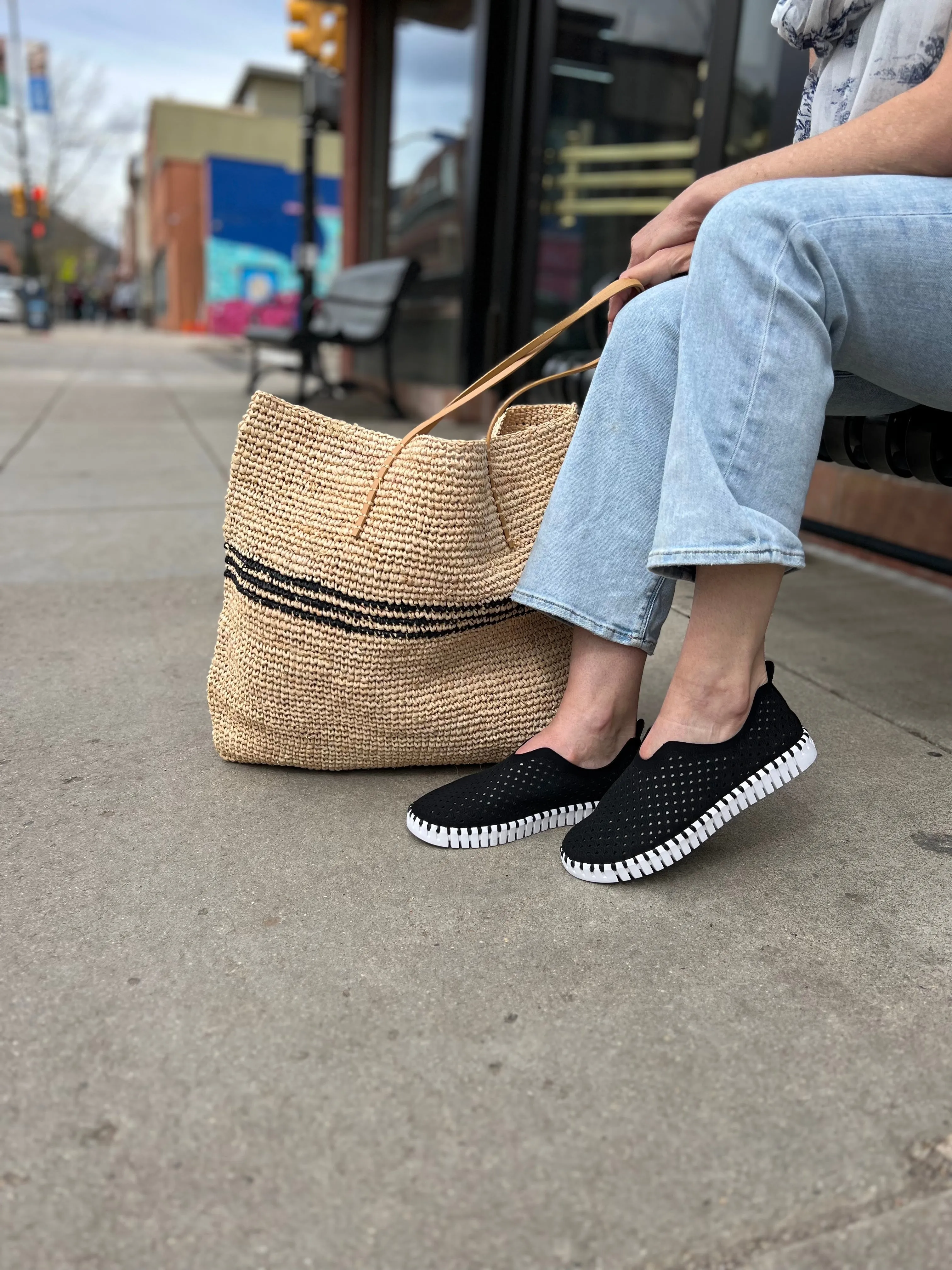 Tulip 139 in Black