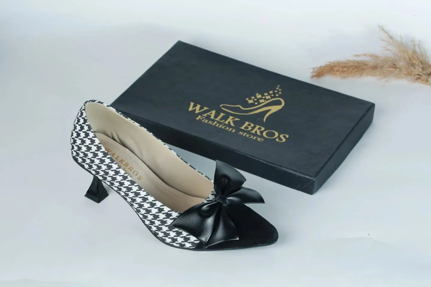 WALKBROS WOMEN'S KITTEN HEELS POINTED TOE PUMPS - BLACK & WHITE
